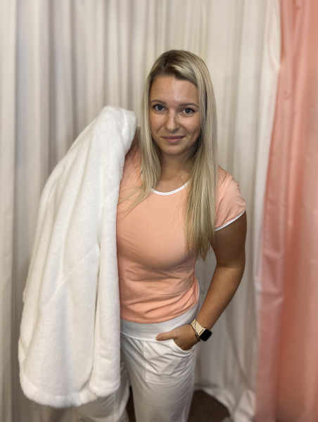 Novinka: Tričko Bare ve slušivé lososové barvě!